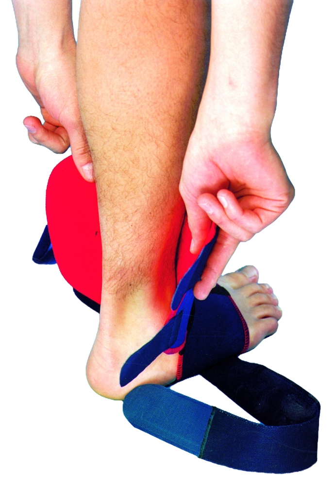 1. Schritt Anlegen der Sprunggelenkbandage Pro, Überziehen der Bandage