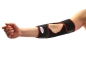 Preview: TSM Ellenbogenbandage aktiv offen mit Noppen angezogen am Arm