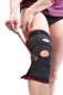 Preview: TSM Kniebandage aktiv offen mit Patellaaussparung Schritt 2 Oberen Klettverschluß schließen
