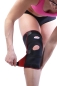 Preview: TSM Kniebandage aktiv offen mit Patellaaussparung Schritt 3 unteren Klettverschluß schließen