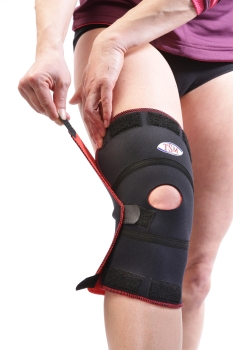 TSM Kniebandage aktiv offen mit Patellaaussparung Schritt 2 Oberen Klettverschluß schließen