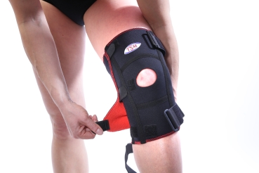 TSM Kniebandage aktiv offen mit PA und POM-Schiene Schritt 2 nach dem oberen den unteren Klettverschluß schließen