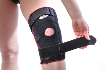 TSM Kniebandage aktiv offen mit PA und POM-Schiene Schritt 3 erst den oberen, dann den unteren Gurt schließen