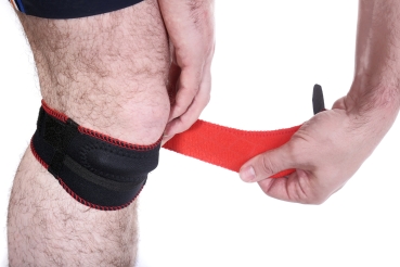 M Patellasehnenband Pro 2101 erster Schritt beim Anlegen