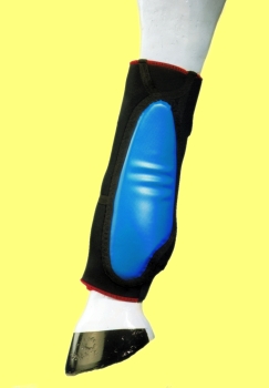 Die TSM Fesselkopfbandage mit Streifschutz schützt das Hinterbein des Pferdes bei der täglichen Arbeit