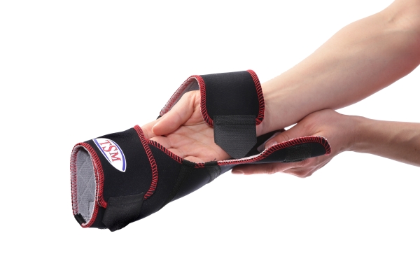 TSM Ellenbogenbandage aktiv offen mit Noppen Schritt 2 beim anlegen