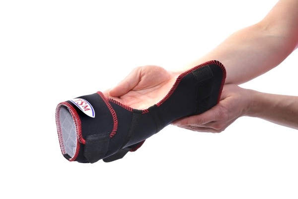 TSM Ellenbogenbandage aktiv offen mit Noppen Schritt 1 beim anlegen