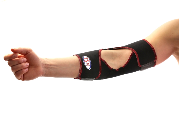 TSM Ellenbogenbandage aktiv offen mit Noppen angezogen am Arm
