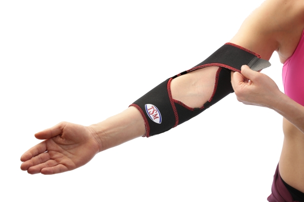 TSM Ellenbogenbandage aktiv offen mit Noppen fertig angelegt