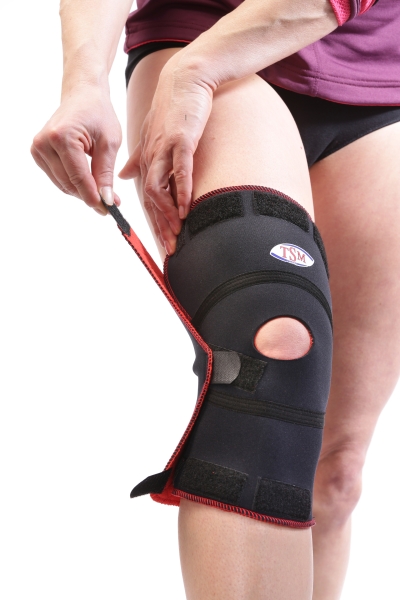 TSM Kniebandage aktiv offen mit Patellaaussparung Schritt 2 Oberen Klettverschluß schließen