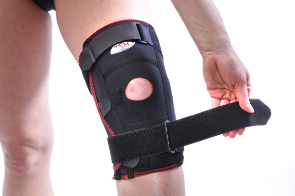 TSM Kniebandage aktiv offen mit PA und POM-Schiene Schritt 3 erst den oberen, dann den unteren Gurt schließen