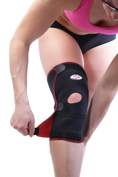 TSM Kniebandage aktiv offen mit Patellaaussparung Schritt 3 unteren Klettverschluß schließen