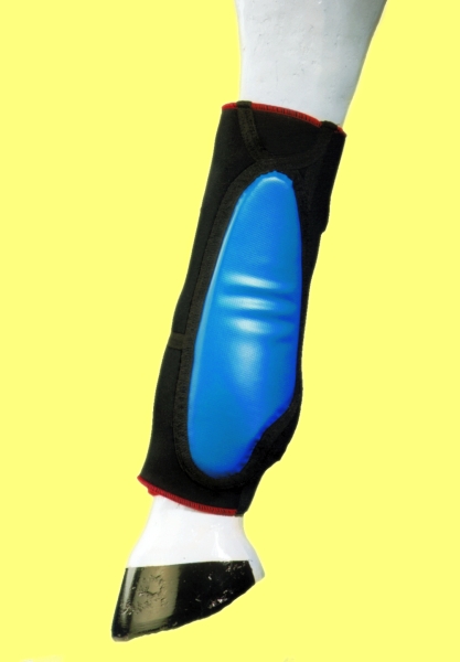 Die TSM Fesselkopfbandage mit Streifschutz schützt das Hinterbein des Pferdes bei der täglichen Arbeit